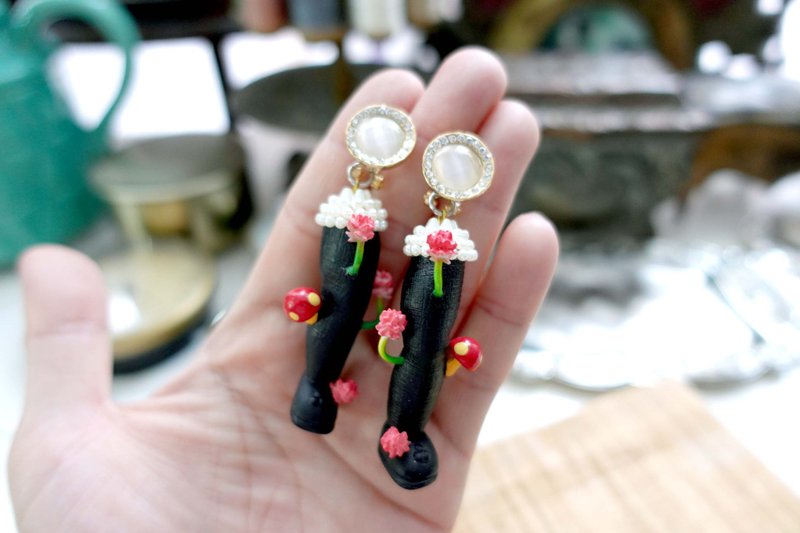 TIMBEE LO Collage Art Ornaments Black Three-dimensional Girls Calf Flower Red Mushroom Earrings - ต่างหู - พลาสติก สีดำ