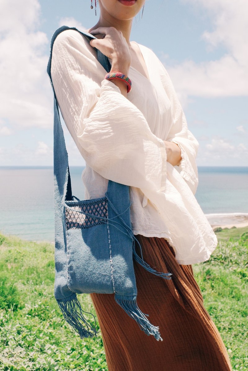 Karen bag Karen handwoven embroidered crossbody bag in the mountains of Northern Thailand - กระเป๋าแมสเซนเจอร์ - ผ้าฝ้าย/ผ้าลินิน 