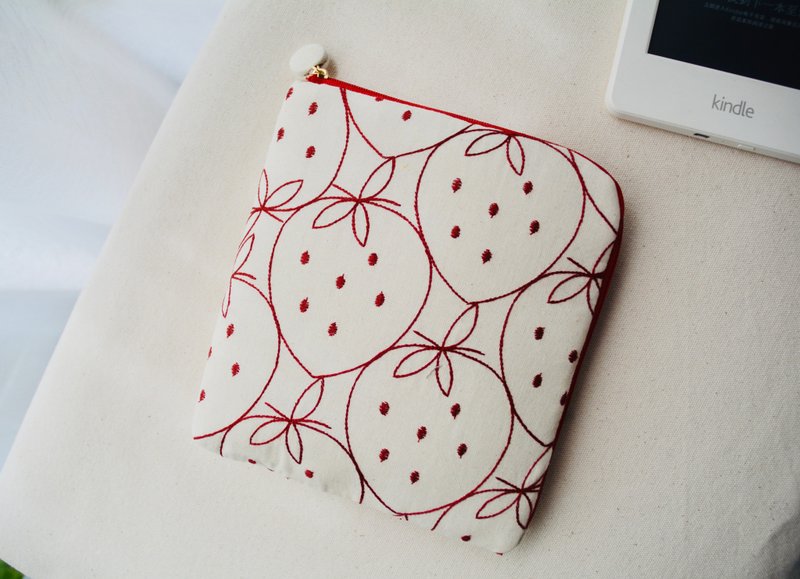 L-shaped opening kobo e-book protective cover customized size embroidered strawberry soft waterproof light fall - เคสแท็บเล็ต - ผ้าฝ้าย/ผ้าลินิน สีแดง