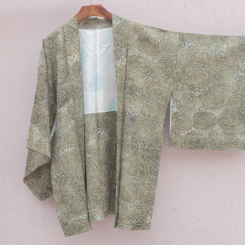 古著和服 / 正絹草綠色漩渦紋羽織 - 外套/大衣 - 絲．絹 卡其色
