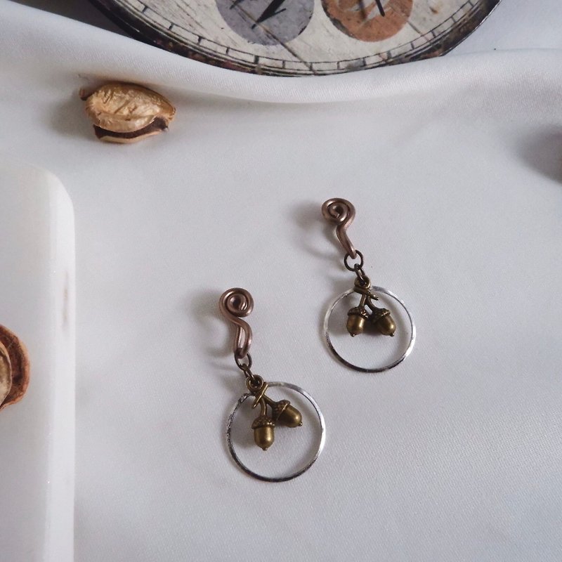 Small round pine cone ear clip earrings - ต่างหู - โลหะ สีเงิน