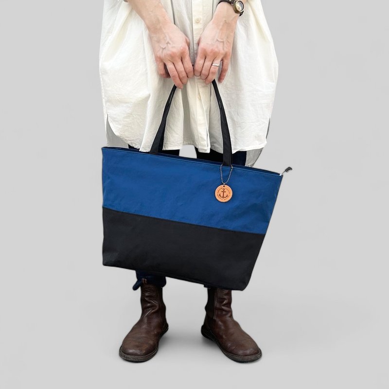 tsumiki Blue x Black KONBU Water-repellent nylon tote bag Made to order - กระเป๋าถือ - ไนลอน สีน้ำเงิน