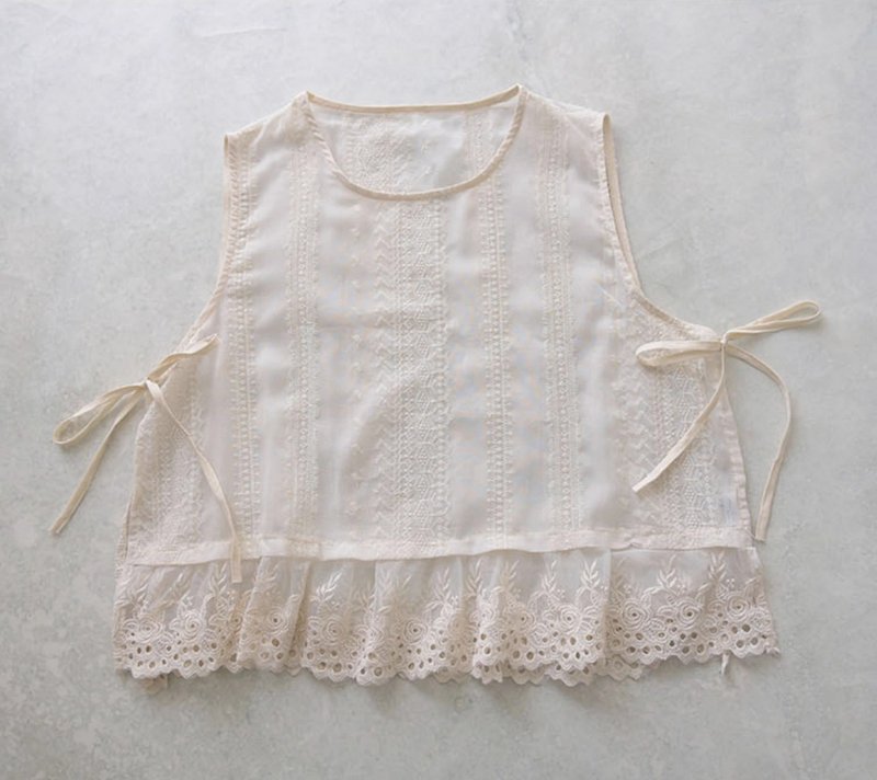 [Sori Zhihai] Lace blouse vest forest style small outer wear (pre-order) - เสื้อกั๊กผู้หญิง - ผ้าฝ้าย/ผ้าลินิน ขาว