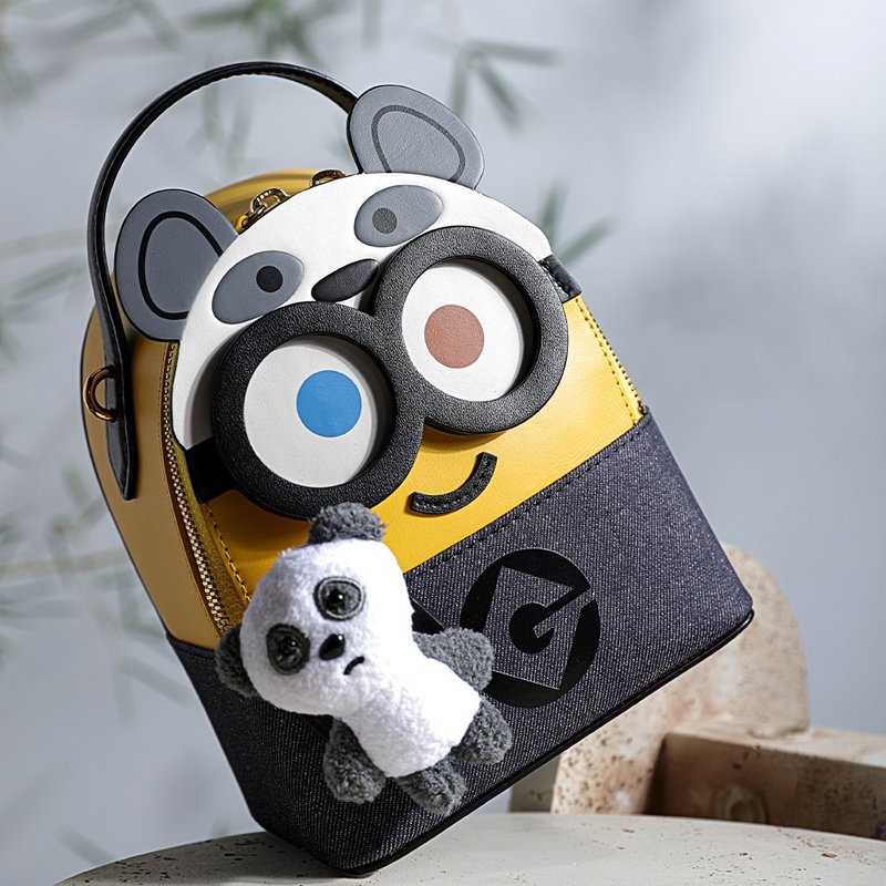【滿額贈】Minions牛仔布鑲牛皮革背囊 - 熊貓 禮物 免運 - 側背包/斜背包 - 真皮 黃色