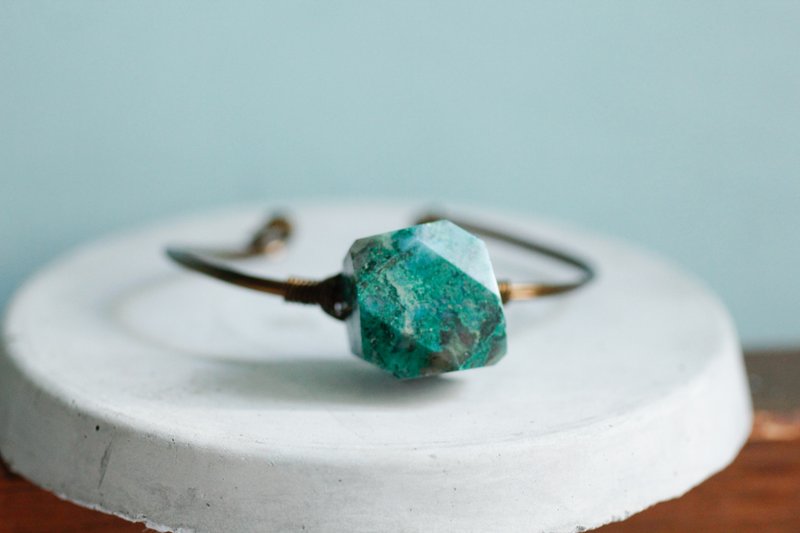 Irregular oversized Stone handmade Bronze bracelet B custom - สร้อยข้อมือ - เครื่องเพชรพลอย สีเขียว