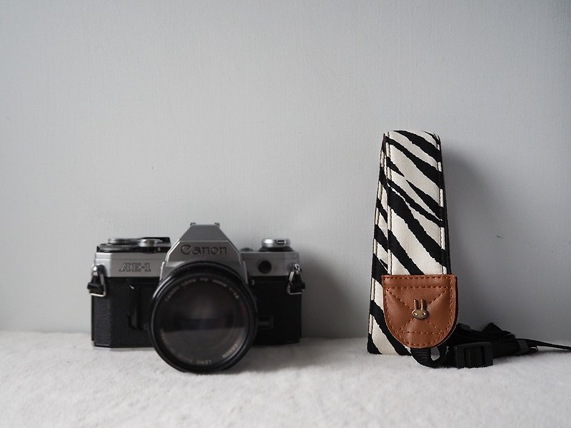 (Spot) hand-made decompression camera strap manual camera back rope camera belt (light beige zebra pattern) S08 - ที่ใส่บัตรคล้องคอ - ผ้าฝ้าย/ผ้าลินิน ขาว
