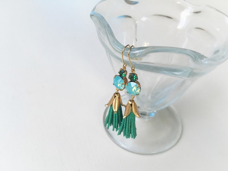 Mini tassel earrings in vintage Czech glass and French goat leather - ต่างหู - แก้ว สีเขียว