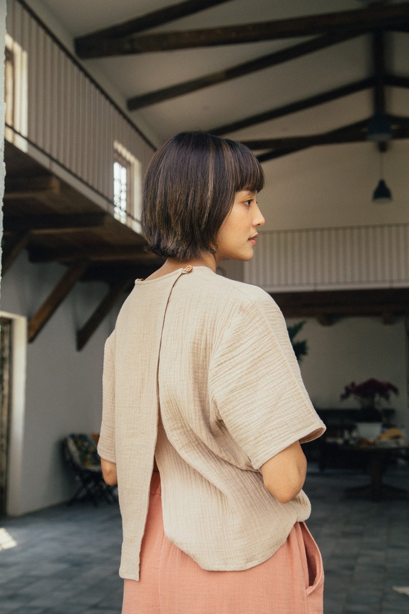 Mulmul beige back open - 女 T 恤 - 棉．麻 卡其色