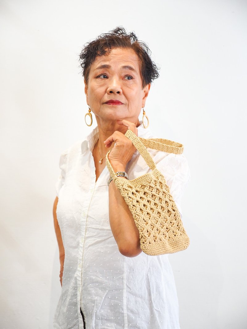 [Grandma’s clever knitting] Purely handmade beige diamond crochet shoulder bag - Messenger Bags & Sling Bags - Cotton & Hemp Khaki