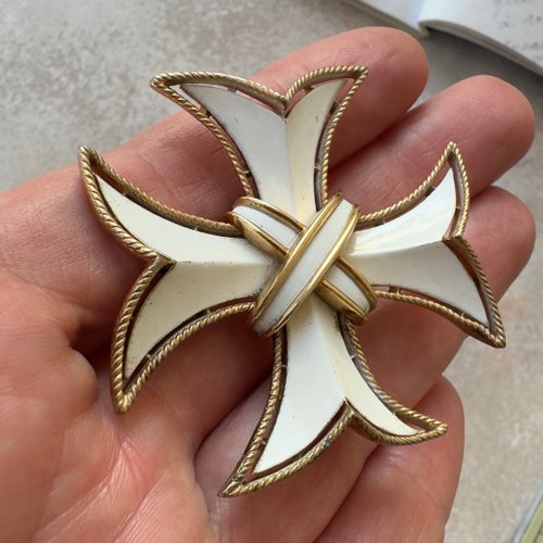 Crown Trifari Maltese Cross brooch Gold factory cross filigree vintage brooch