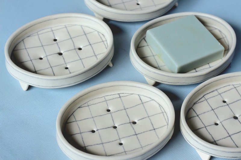 Checkered soap dish - อุปกรณ์ห้องน้ำ - เครื่องลายคราม ขาว