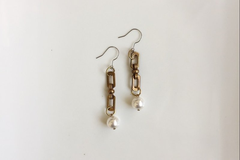 Genesis 珍珠黃銅造型耳環 - 耳環/耳夾 - 其他金屬 金色