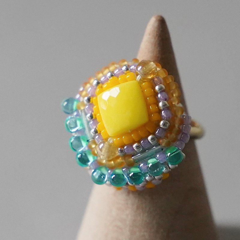 スカーフリングにも おしゃべりな指輪202 フリーサイズ　ビーズ刺繍のリング　イエロー　おおぶりリング - 戒指 - 玻璃 黃色