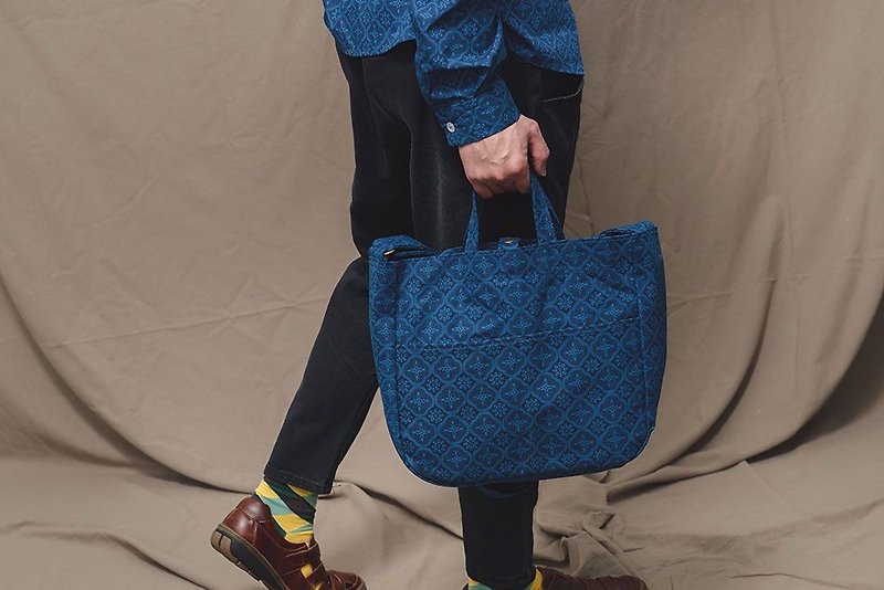 Holiday Big Crossbody Bag/Begonia Glass Pattern/Mansion Blue - กระเป๋าแมสเซนเจอร์ - ผ้าฝ้าย/ผ้าลินิน สีน้ำเงิน