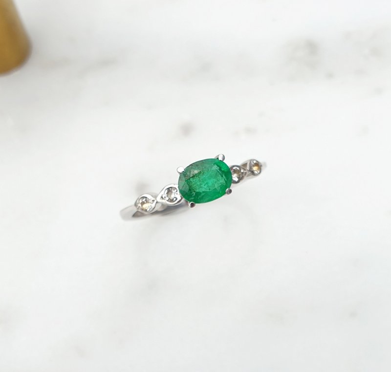 แหวนพลอย แหวนมรกต (Emerald) ประดับ White topaz ตัวเรือนเงิน 925 ชุบ White gold - แหวนทั่วไป - เครื่องเพชรพลอย สีเขียว