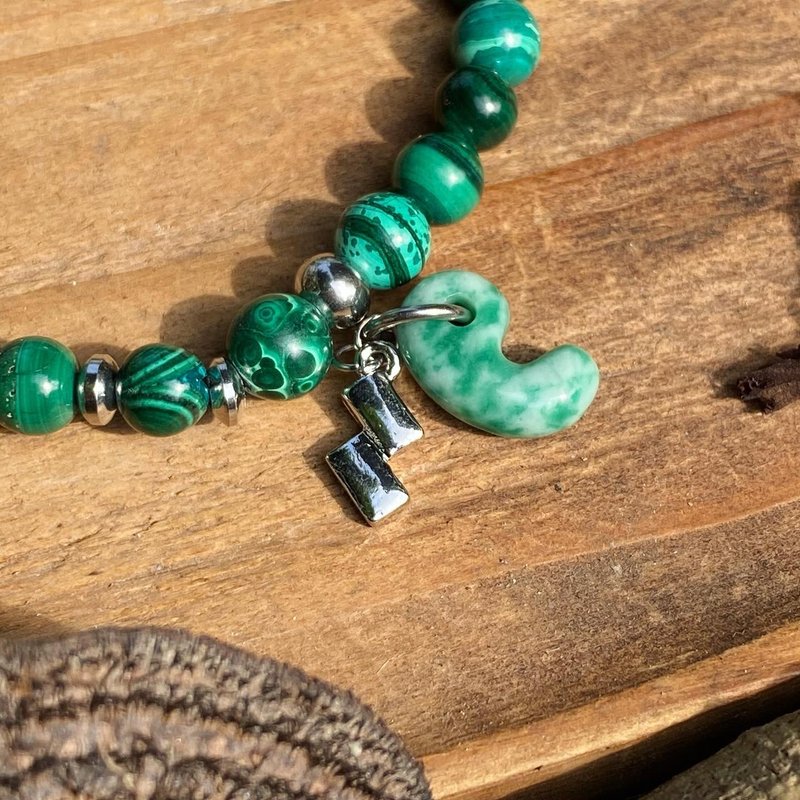 【Lost and find】Natural green point Stone hook jade Yushou malachite with rope bracelet BG - สร้อยข้อมือ - เครื่องเพชรพลอย สีเขียว