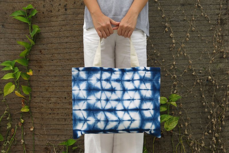 Everyday Natural Cotton Indigo Tote with Magnetic Clasp - 手提包/手提袋 - 棉．麻 藍色