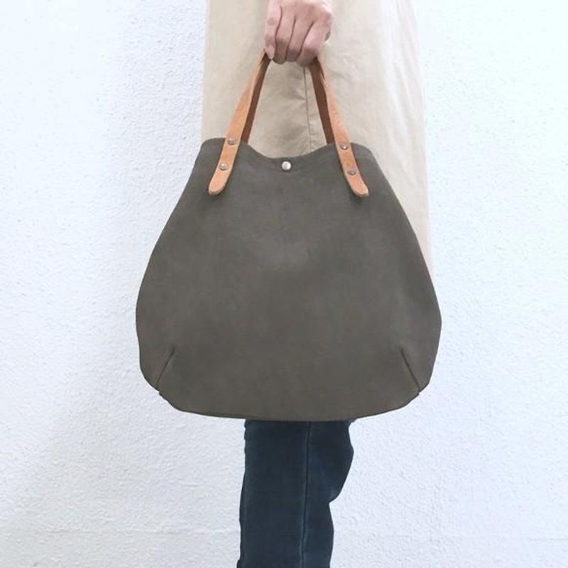 Round tote bag of cow suede and extremely thick oil nude S-size [Gray] - กระเป๋าถือ - หนังแท้ สีเทา