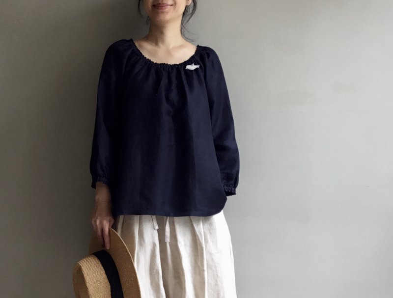 Coastal forest/navy blue glossy pleated round neck puffy sleeves three-quarter sleeve top - เสื้อผู้หญิง - ผ้าฝ้าย/ผ้าลินิน 