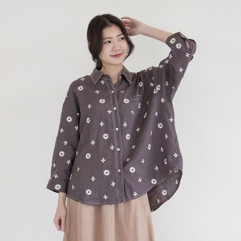 【Simply Yours】Embroidered Linen Shirt Black F - เสื้อผู้หญิง - ผ้าฝ้าย/ผ้าลินิน สีดำ