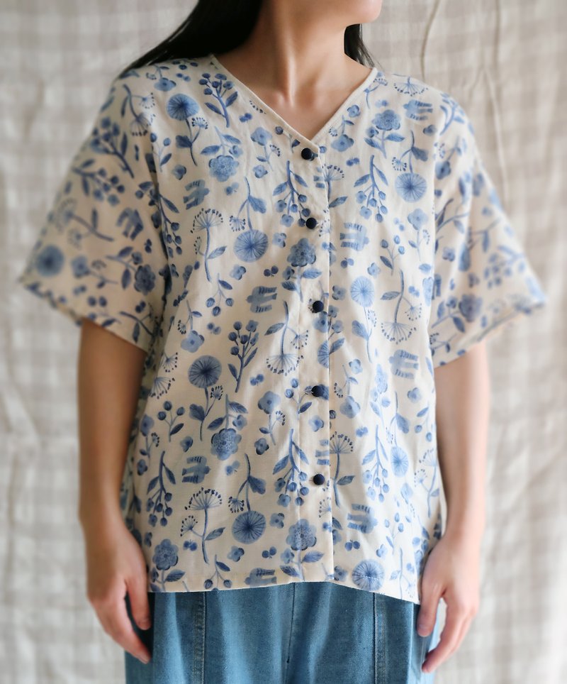 Japanese short-sleeved V-neck short-sleeved shirt models are cute little flowers - Women's Tops - Cotton & Hemp White