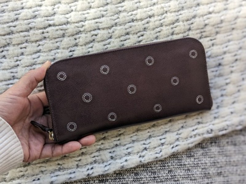 Pinkoi 代購 -  刺繡皮革錢包「shuwa-shuwa」光澤D-BROWN☆細長圓拉鍊☆ - 皮夾/長短夾/錢包 - 真皮 
