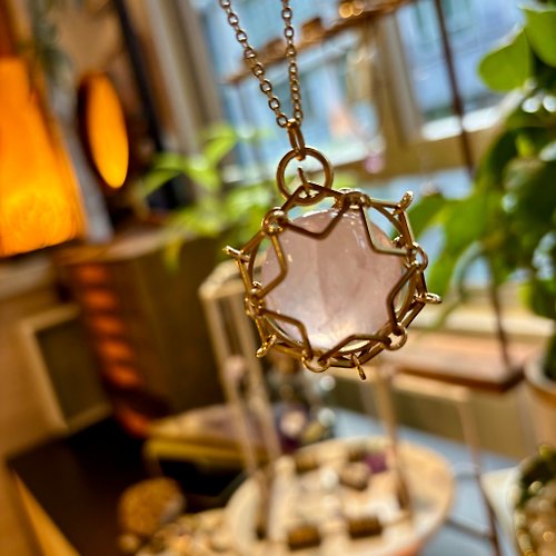 ローズクォーツ 六角星 神秘的なエジプトの魔法 純銅のネックレス ...