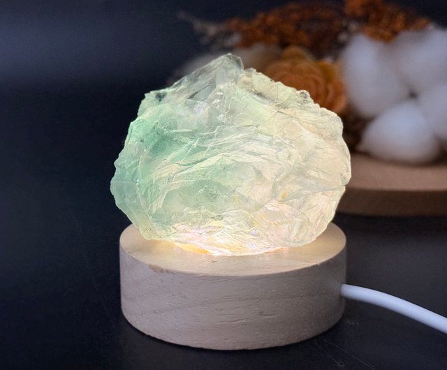 グリーン石鉱山跡 エメラルドグリーン 水彩 虹色 光 山型