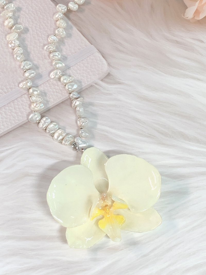 Real flower necklace orchid pearl necklace natural pearl handmade light luxury jewelry birthday gift - สร้อยคอ - พืช/ดอกไม้ ขาว