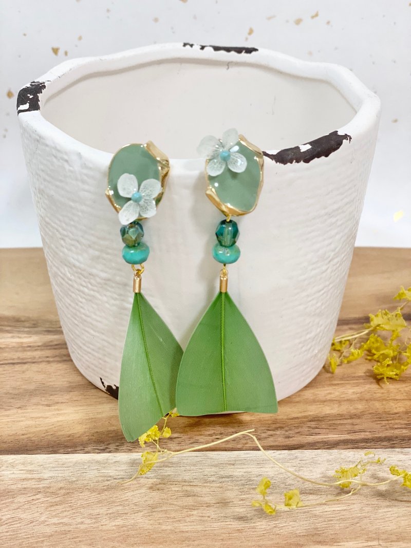 Limited UV Glue Earrings Current Product/Emerald Green White Flower Feather Ear Pins - ต่างหู - พืช/ดอกไม้ สีเขียว