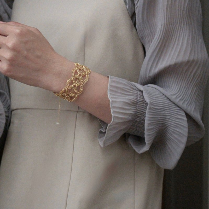 ohana bangle | ワイヤークロッシェで編むレースのようなブレスレット - 手鍊/手環 - 其他金屬 金色