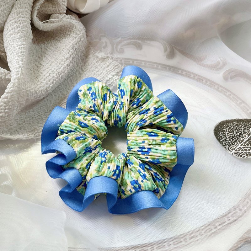 Piped Fabric Scrunchie/British-style pleated floral hair ties Scrunchie hair accessories pig intestine rings - เครื่องประดับผม - วัสดุอื่นๆ สีน้ำเงิน