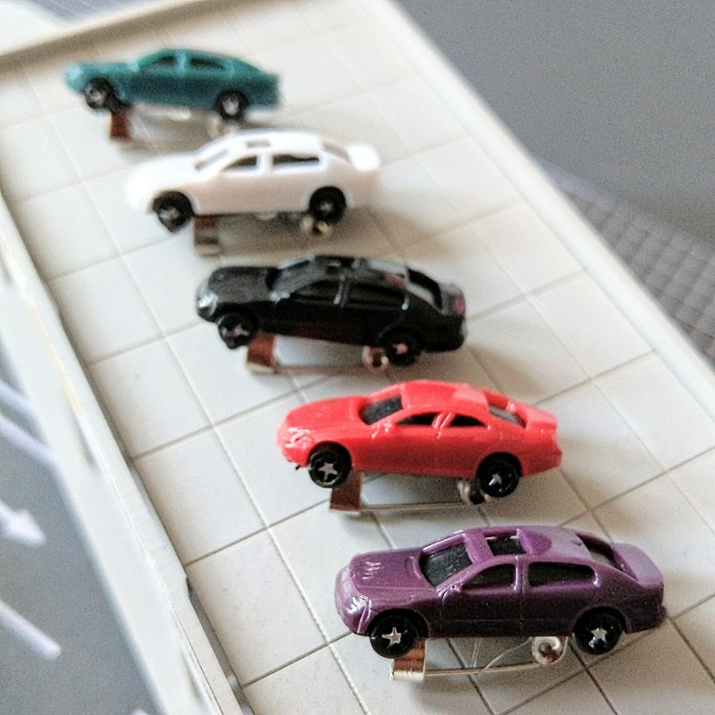 Mini Car Pin-(Random style and color) - เข็มกลัด/พิน - พลาสติก หลากหลายสี