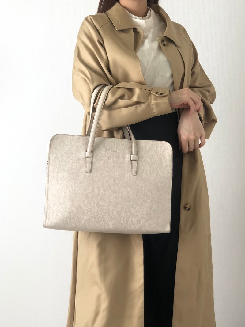 [Direct from Japan, branded used bag] LOEWE handbag, white, logo embossed leather tote bag, vintage, old dc866t - กระเป๋าถือ - หนังแท้ ขาว