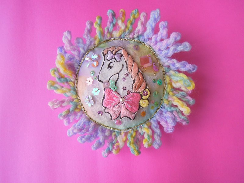 Fancy unicorn brooch - Brooches - Thread Pink