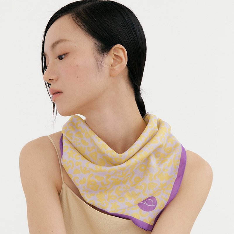 【Ven & Qu】三色堇花瓣棉絲方巾 51×51 cm - 絲巾 - 絲．絹 黃色