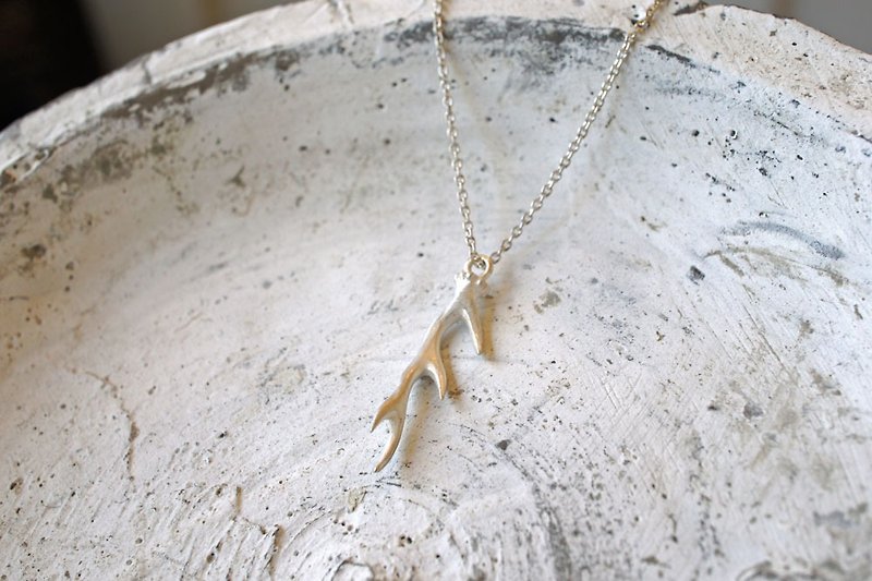 S / right horn / deer horn necklace - Necklaces - Other Metals Silver