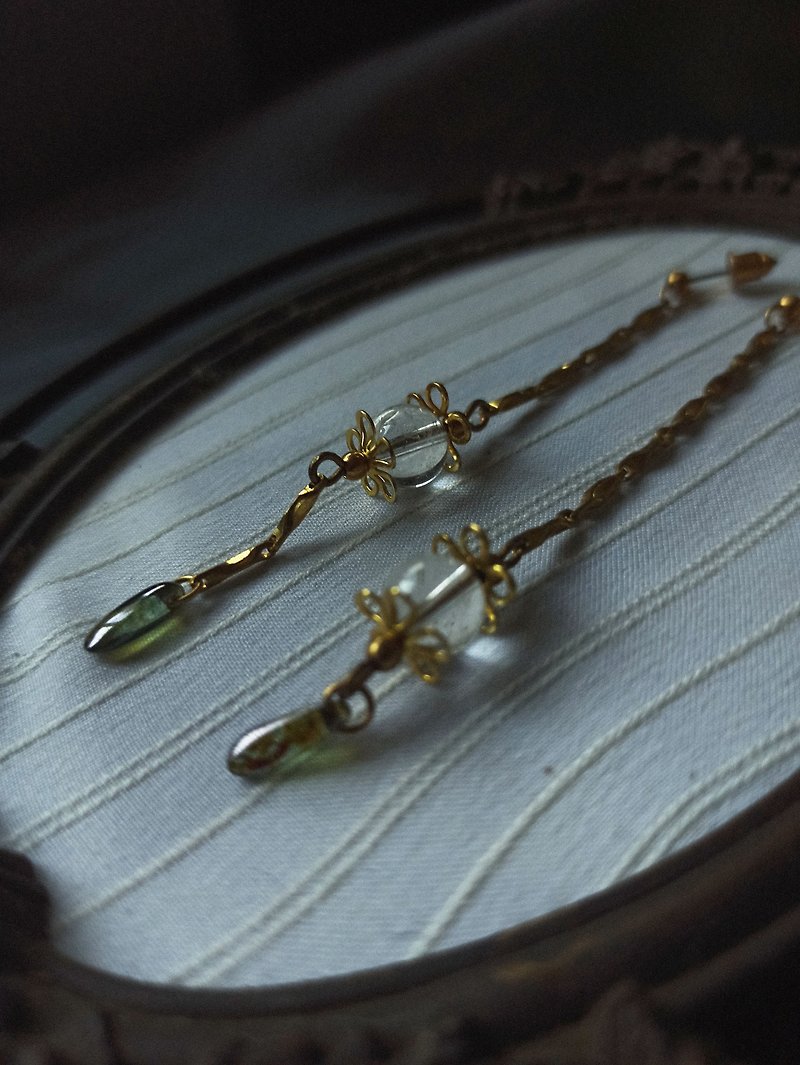 Asymmetric long chain earrings in Bronze/white crystal - ต่างหู - ทองแดงทองเหลือง หลากหลายสี