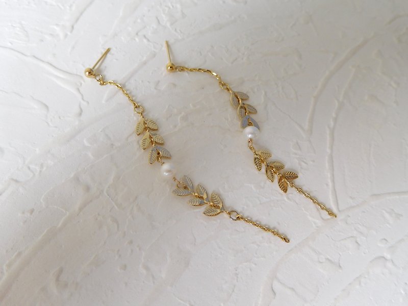 14K gold textured leaf pearl long earrings (can be changed) - ต่างหู - วัสดุอื่นๆ สีทอง