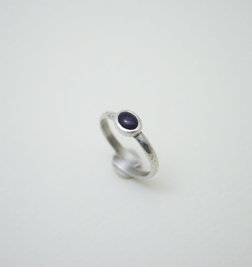 Ji Moi 簡單小石系列-深藍堇青石‧鍛敲‧純銀硫化染黑開放式戒指