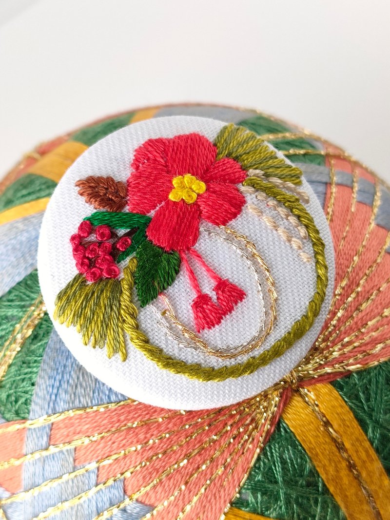 Red camellia New Year's shimenawa decoration embroidery brooch - เข็มกลัด - ผ้าฝ้าย/ผ้าลินิน สีแดง