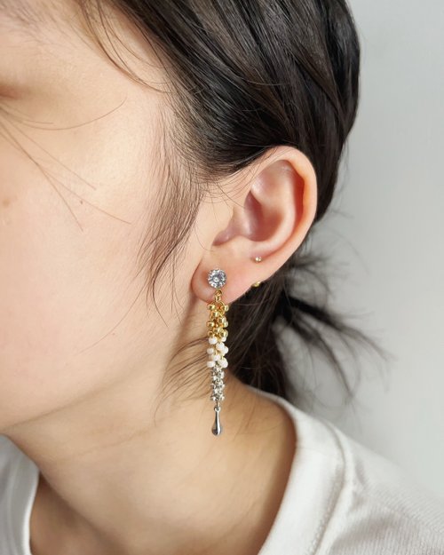 No.254 ドロップビーズとラインストーンのピアス ハンドメイド ピアス 藤の花 ドロップビーズ ストーン アシンメトリー チタン