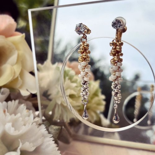 No.254 ドロップビーズとラインストーンのピアス ハンドメイド ピアス 藤の花 ドロップビーズ ストーン アシンメトリー チタン