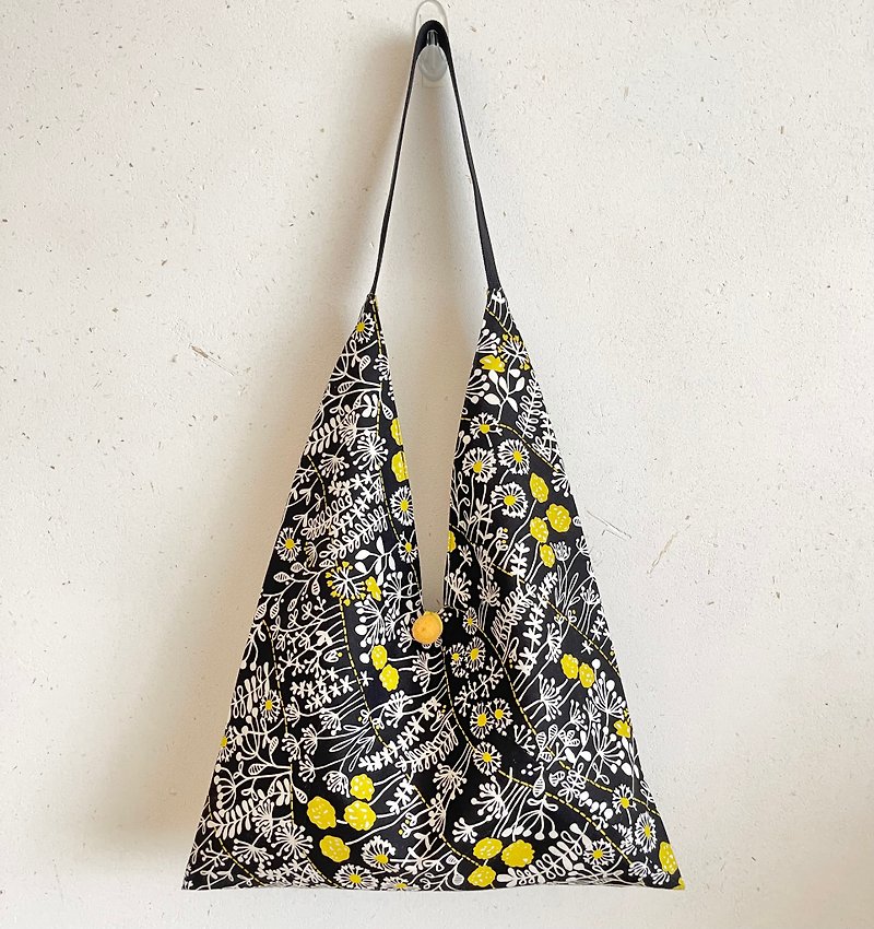 Best-selling spot/Japanese rice dumpling side backpack/large size/double-sided yellow flower - กระเป๋าแมสเซนเจอร์ - ผ้าฝ้าย/ผ้าลินิน สีดำ