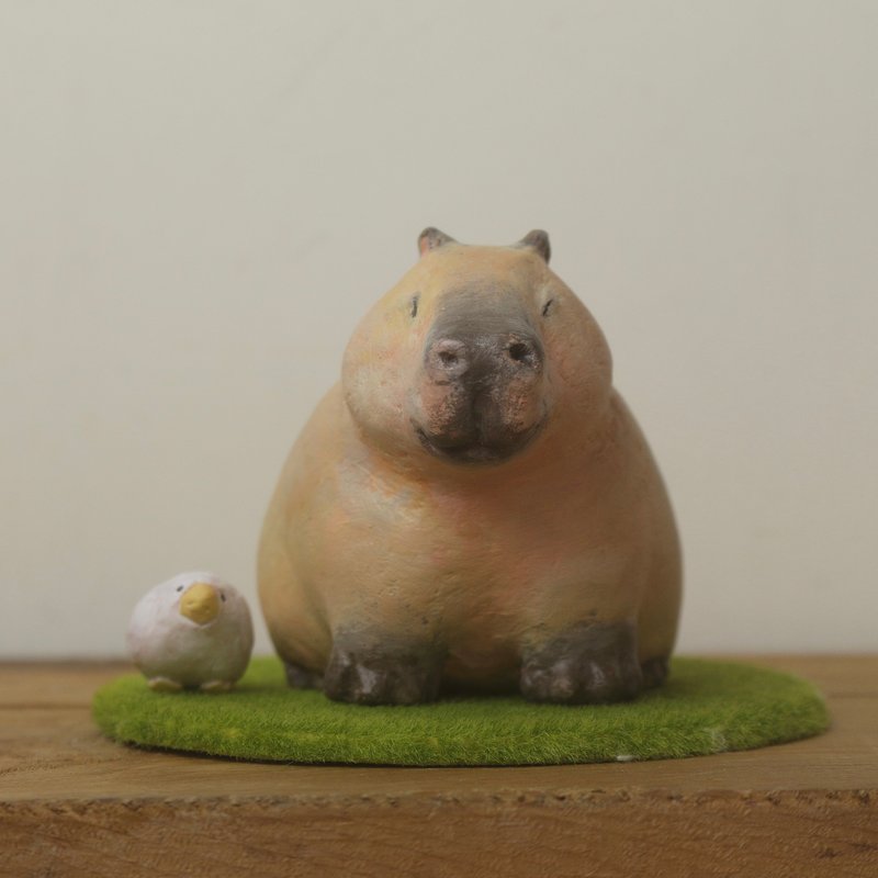 Friendly Capybara Limited Edition Sculpture Healing Ornament - ของวางตกแต่ง - เรซิน สีกากี