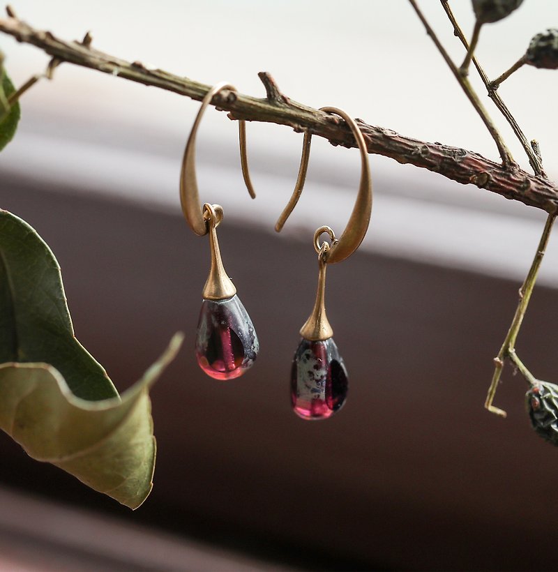 融彩水滴玻璃珠 黃銅彎月耳鉤 紫紅 - 耳環/耳夾 - 其他金屬 紫色