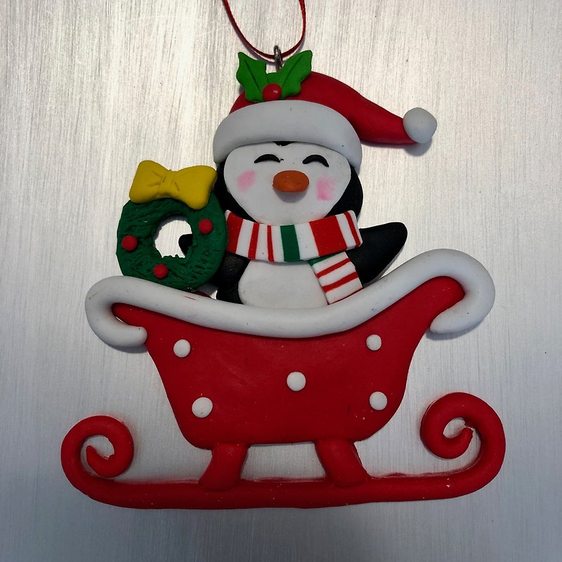 クリスマスペンギンそりチャーム - 置物 - 陶器 レッド