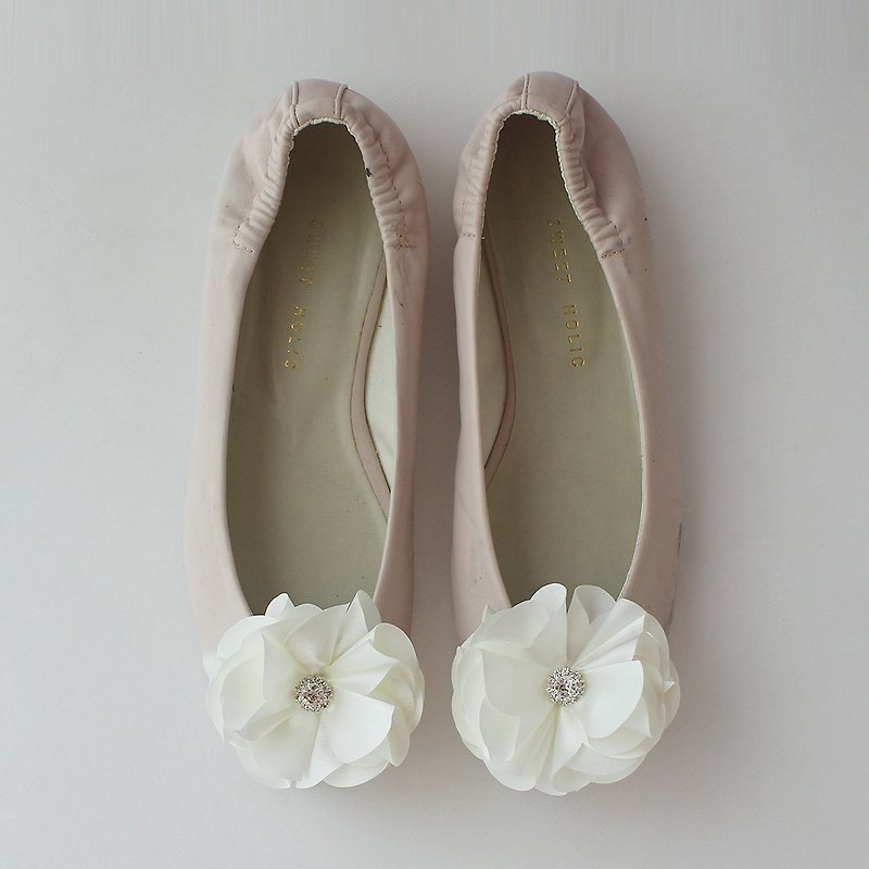 Decorative flat ivory flower Bridal Shoe Clips for Wedding Party - 鞋墊/周邊 - 其他材質 白色
