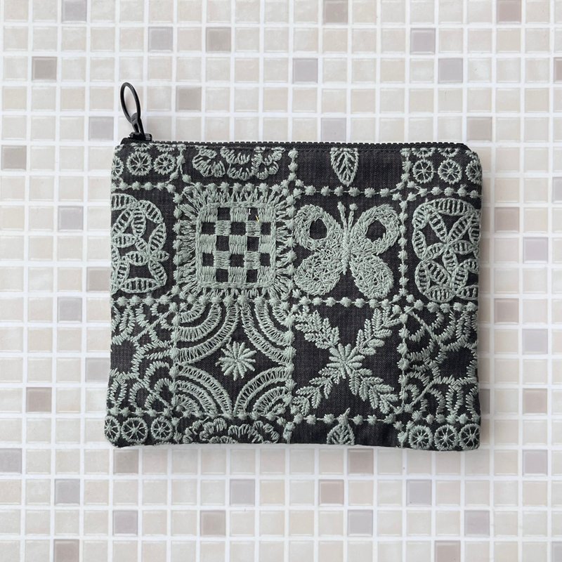 mina perhonen forest tile   総刺繍　蝶フラットポーチ - 化妝包/收納袋 - 棉．麻 咖啡色