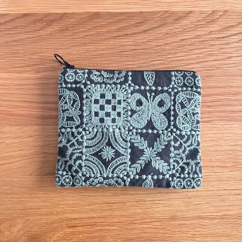 mina perhonen forest tile   総刺繍　蝶フラットポーチ - ポーチ - コットン・麻 ブラウン